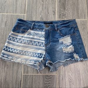 ❌SOLD❌ distressed shorts w/ white wash tribal